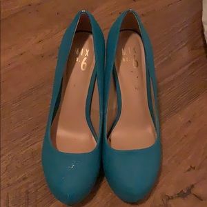 Mix no. 6 teal pumps